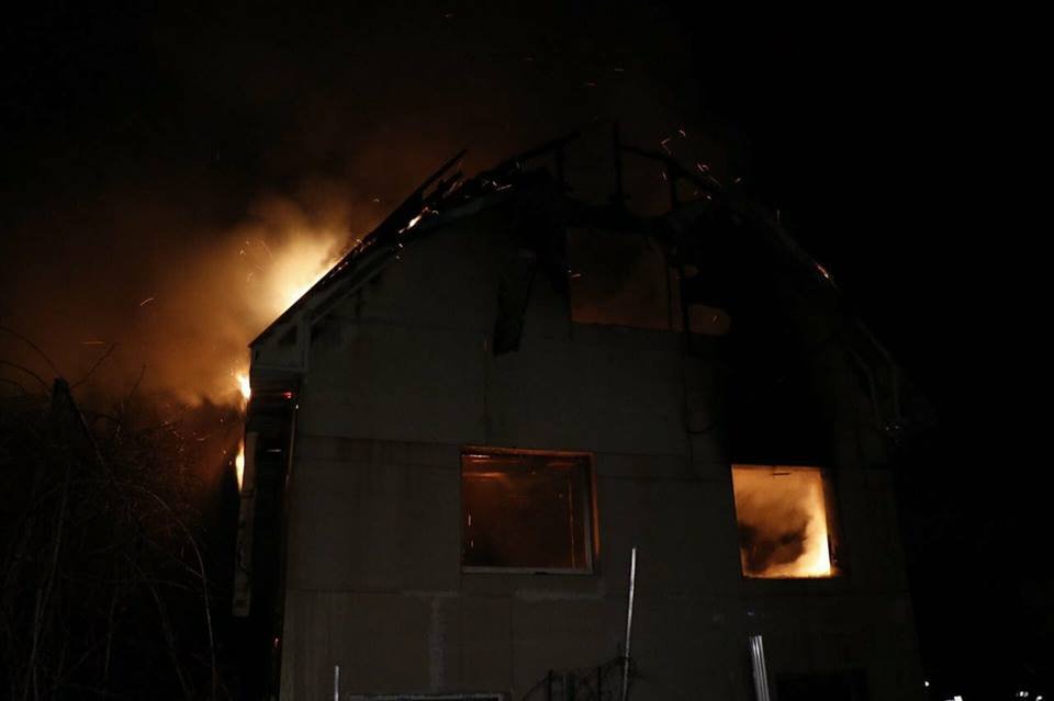 Существовала угроза распространения огня на соседние дома