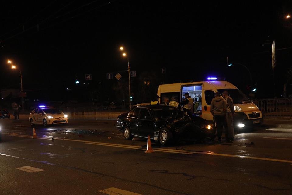 На перекрестке бульвара Перова и проспекта Алишера Навои столкнулись BMW и MINI Cooper