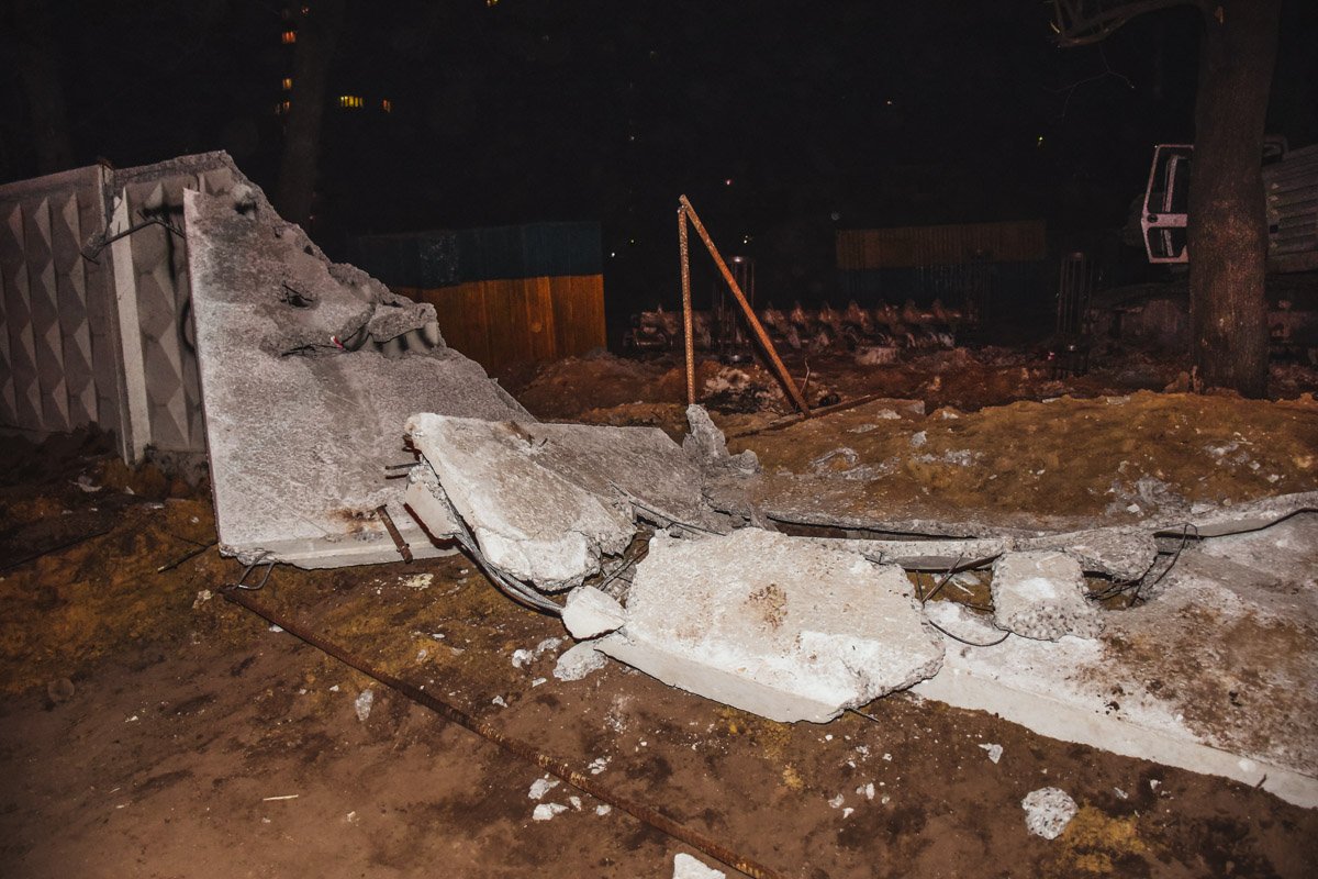 Жители района своими силами разрушили забор вокруг стройки