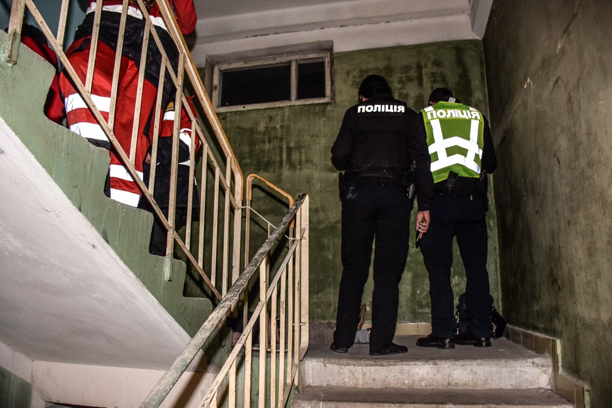 Прямо на лестничной клетке жилого дома умер мужчина