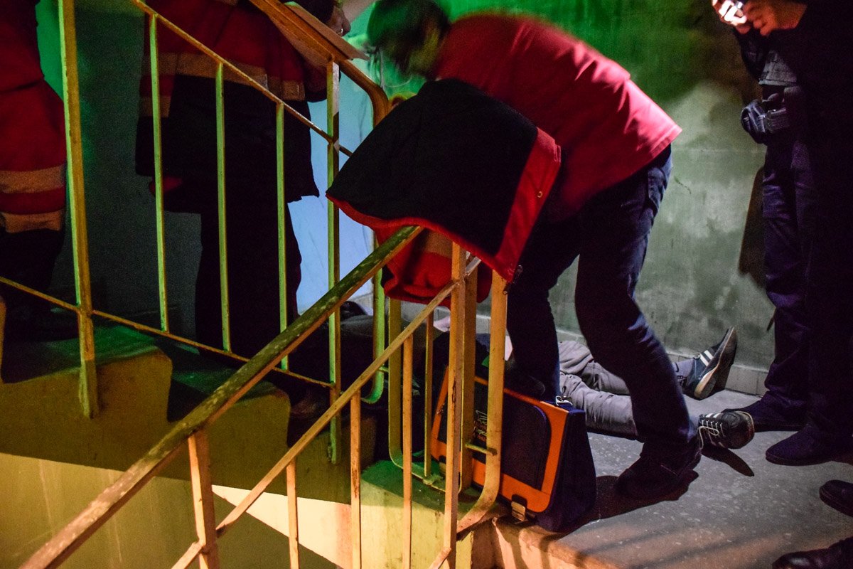 Врачи скорой помощи в течении сорока минут оказывали первую помощь