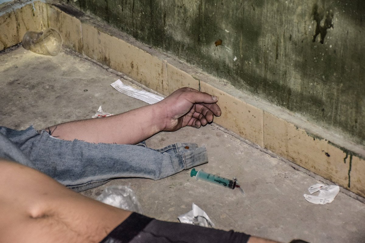 Возле тела лежало два использованных шприца