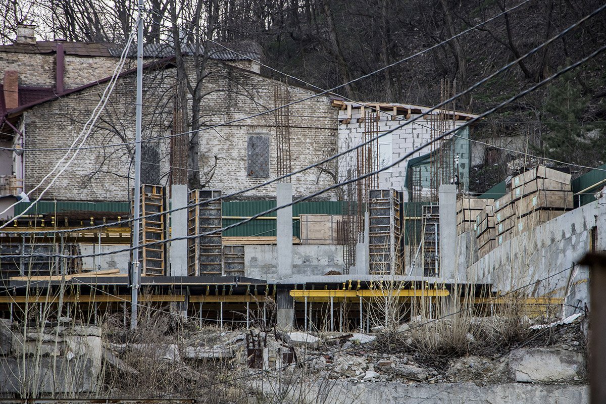Проектом было предусмотрено строительство гостиничного комплекса с заведениями общественного питания и паркингом высотностью 4 и 7 этажей