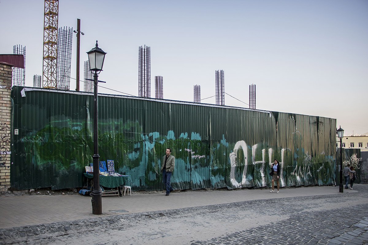 Андреевский спуск - это комплексный памятник градостроительства, а земельный участок по адресу Андреевский спуск, 14-16 входит в охранную зону объекта всемирного наследия ЮНЕСКО