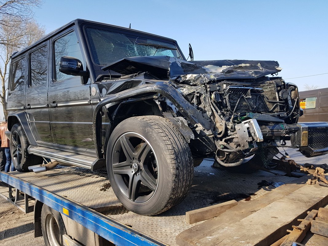 На трассе Киев-Одесса на переезде Киев - Путровка столкнулись маршрутное такси и Mercedes-Benz G-Wagen