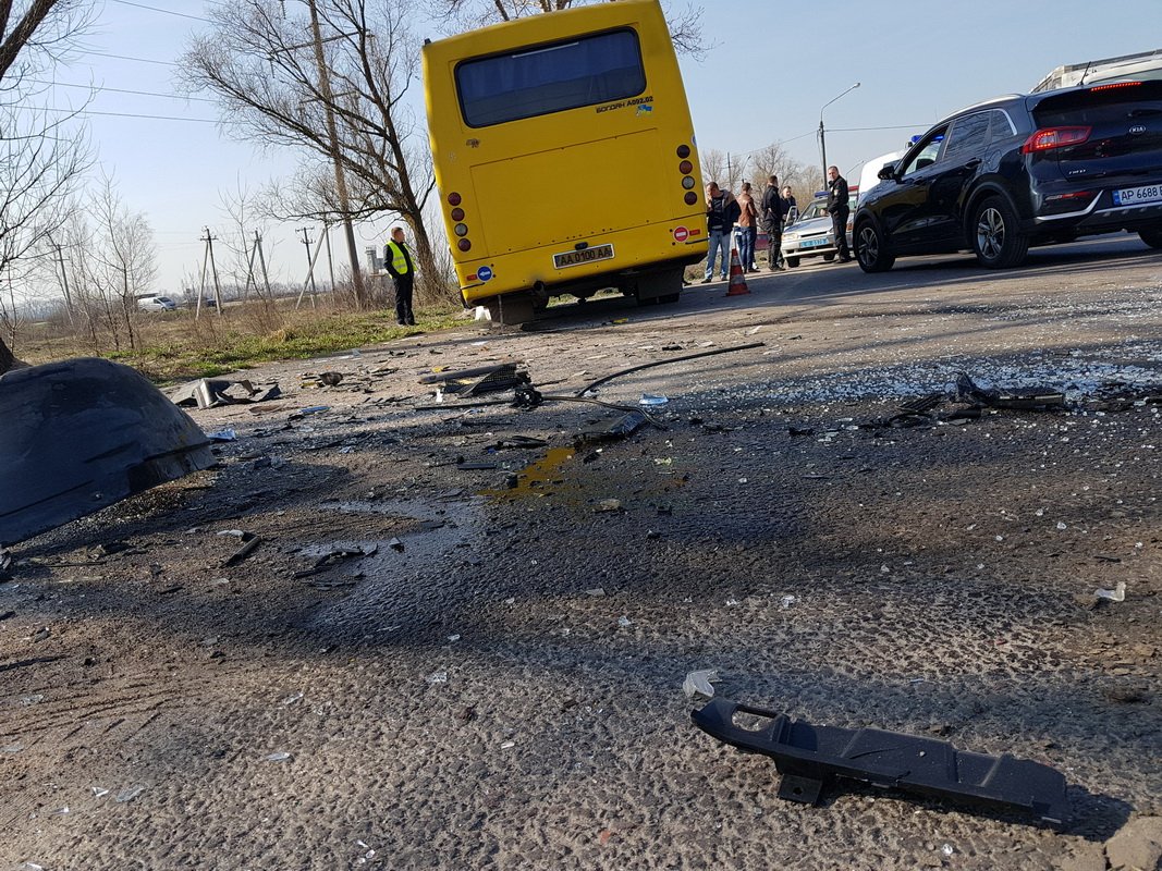 Со слов водителя "гелика", маршрутное такси хотело развернуться в неположенном месте и выехало на встречку