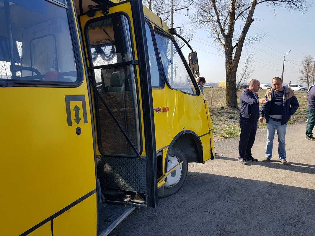 Как объяснил водитель маршрутки, автомобиль хотел обогнать его и подрезал