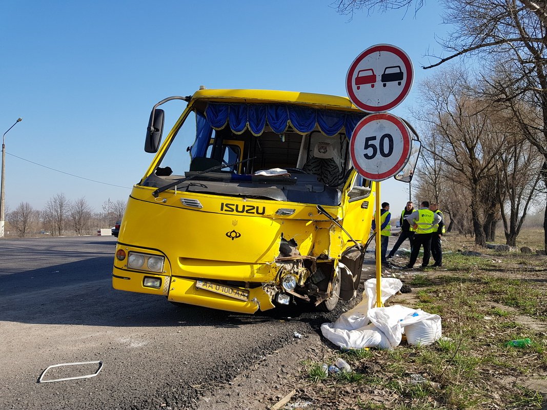 Пострадали четверо пассажиров маршрутного автобуса - троих госпитализировали, у одной из женщин травма головы