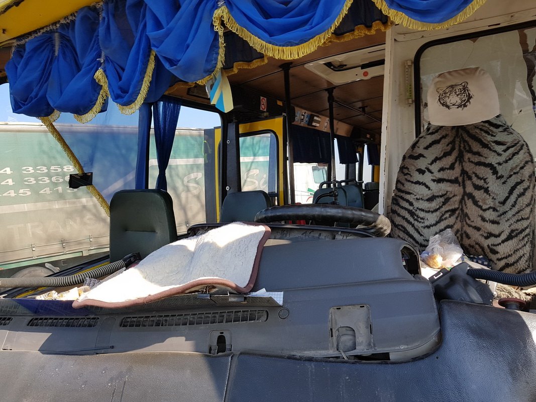 У водителя маршрутки небольшие травмы ноги