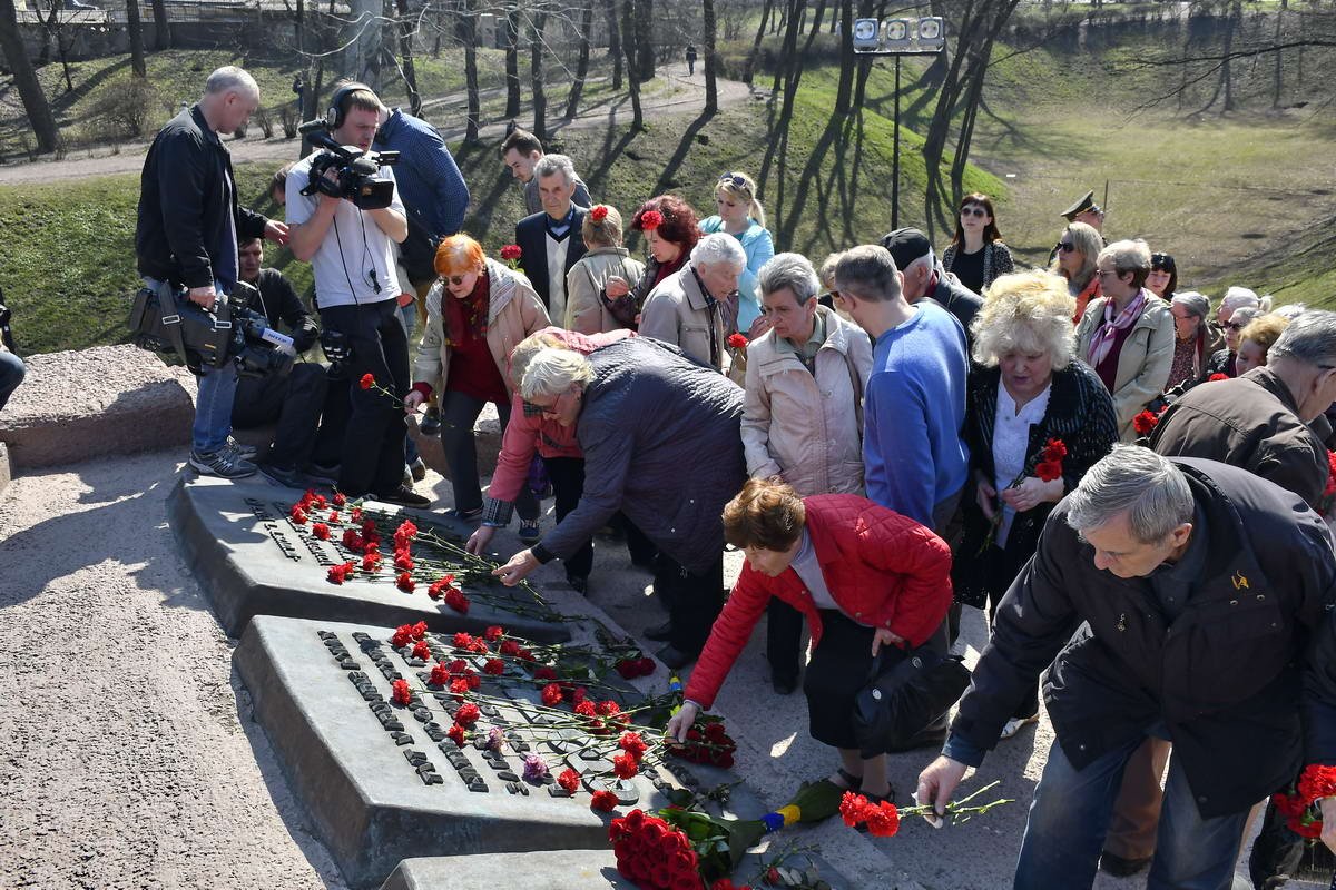 Люди почтили память погибших узников концлагерей Люди почтили память погибших узников концлагерей