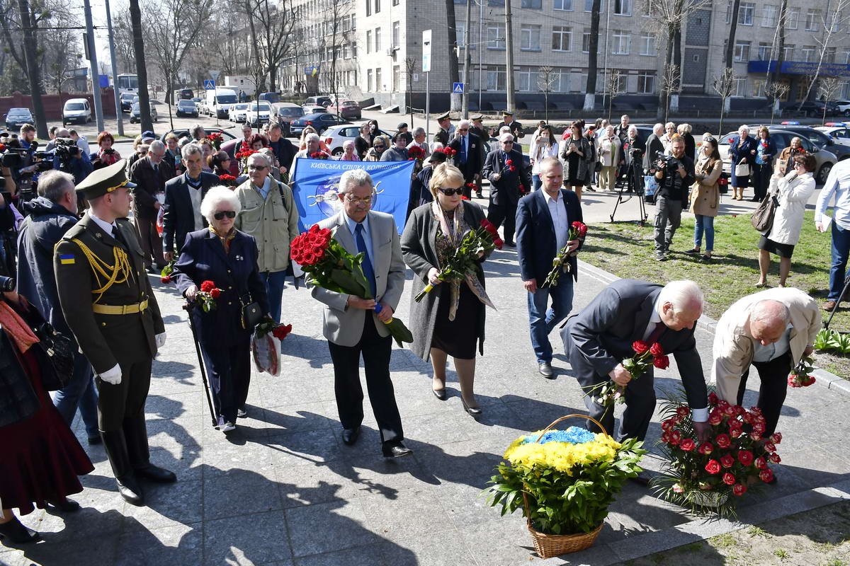 Цветы возложили к трем памятникам и мемориалам Цветы возложили к трем памятникам и мемориалам