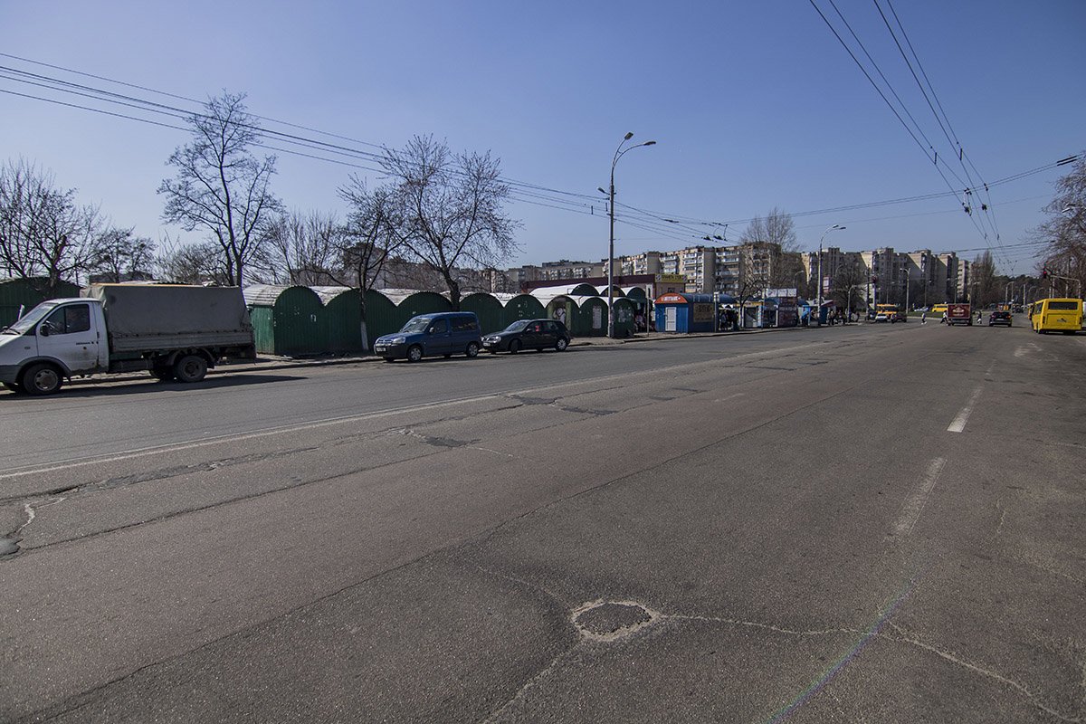 А вот дорога на проспекте Свободы оставляет желать лучшего А вот дорога на проспекте Свободы оставляет желать лучшего