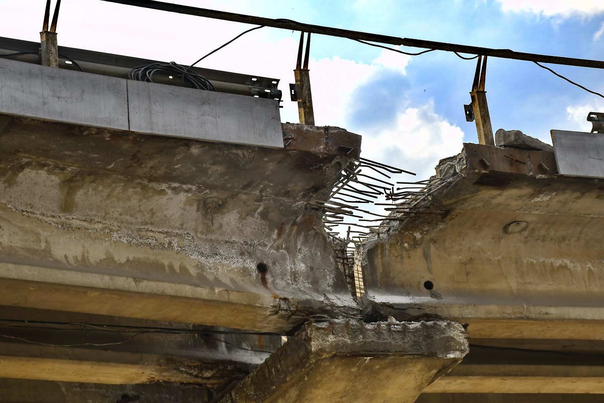 Если рядом нет коммунальных работников, то действительно кажется, что мост разрушается