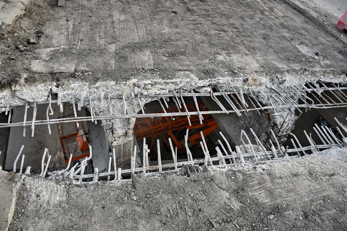 Но коммунальные работники, которые проводят ремонт моста, отказались озвучивать сроки