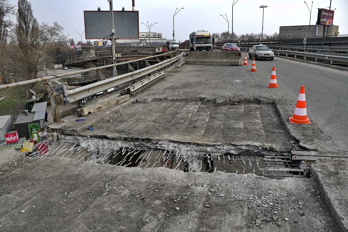 Из-за работ частично ограничено движение транспорта в первой полосе