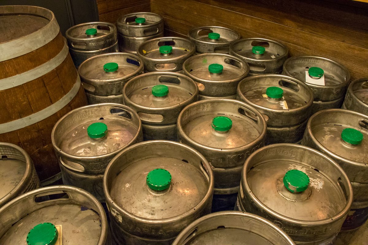 Прямо у входа стоят бочки со спиртным