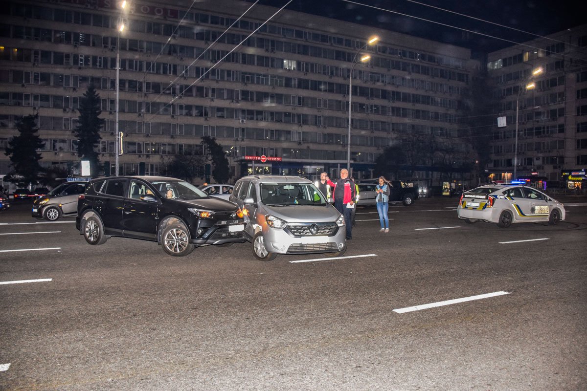 Toyota RAV4 влетел Renault Lodgy