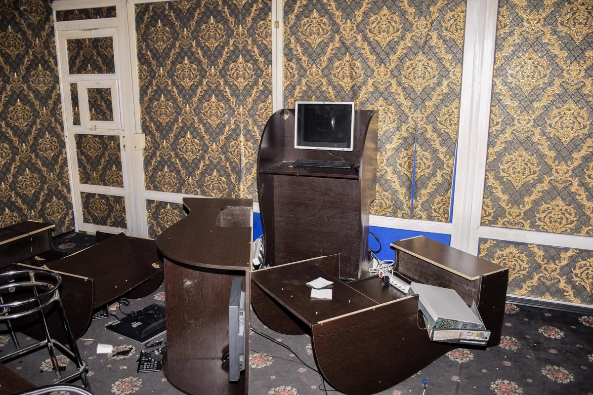 Преступники громили мебель, аппаратуру и забирали деньги из касс