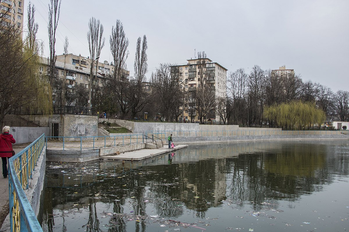 Тяжело не заметить эти плавающие стаи мусора