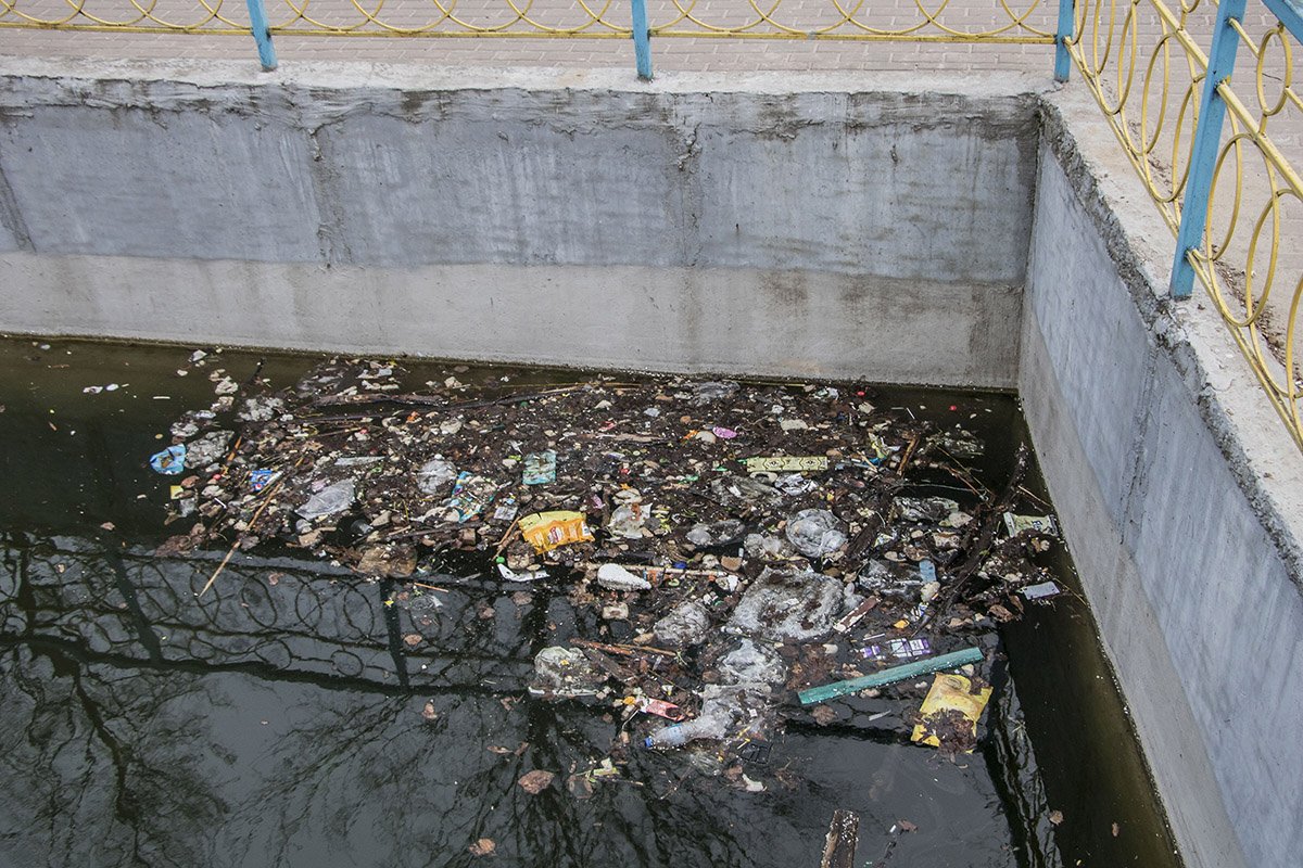 Мусор сдувает в "стаи" ветром