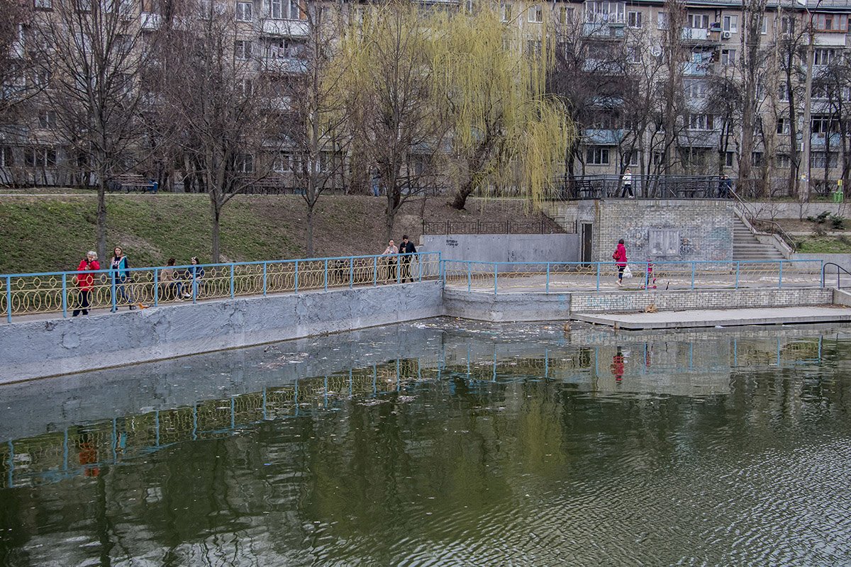 Жители крайне возмущены состоянием водоема, все списывают на несознательную молодежь 