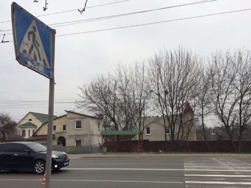 Нерегулируемый пешеходный переход напротив Авиакосмического лицея часто является местом ДТП Нерегулируемый пешеходный переход напротив Авиакосмического лицея часто является местом ДТП