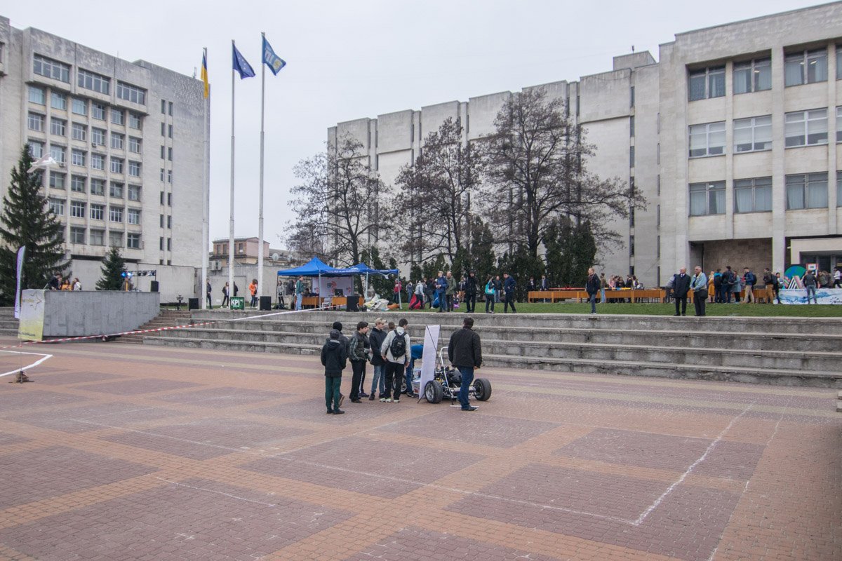 Посетители фестиваля долго ждали начала Посетители фестиваля долго ждали начала