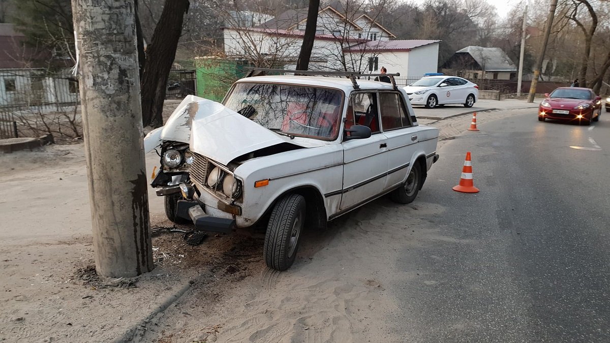 На улице Ольжича ВАЗ-2106 врезался в бетонный столб На улице Ольжича ВАЗ-2106 врезался в бетонный столб