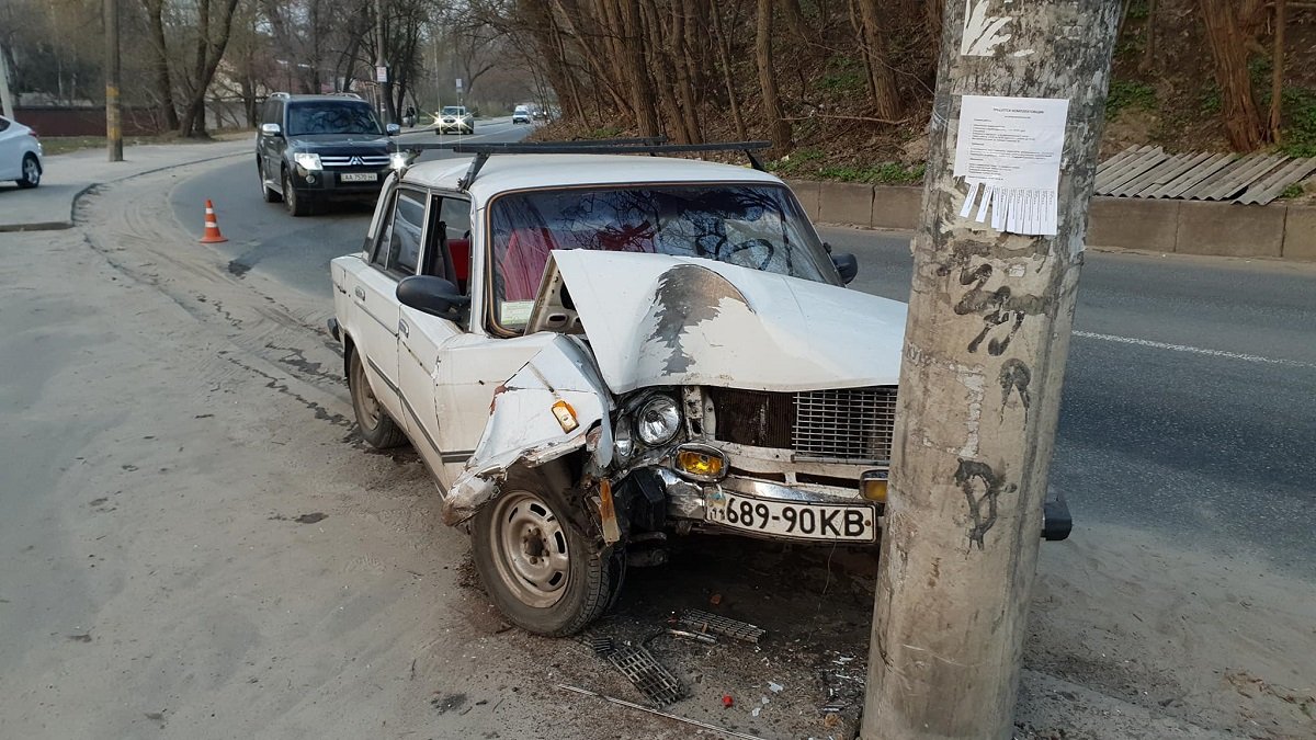 Жигули вылетели с дороги и остановились в столб линии электропередач Жигули вылетели с дороги и остановились в столб линии электропередач