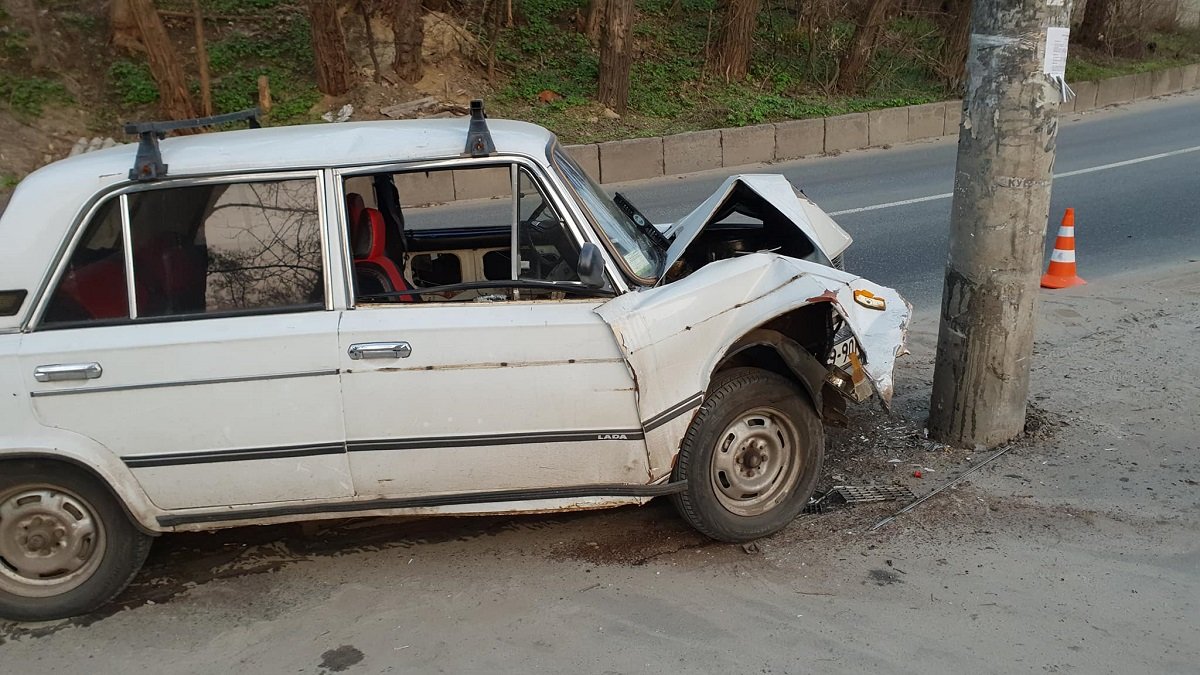 С травмами грудной клетки и сотрясением мозга водителя госпитализировали С травмами грудной клетки и сотрясением мозга водителя госпитализировали