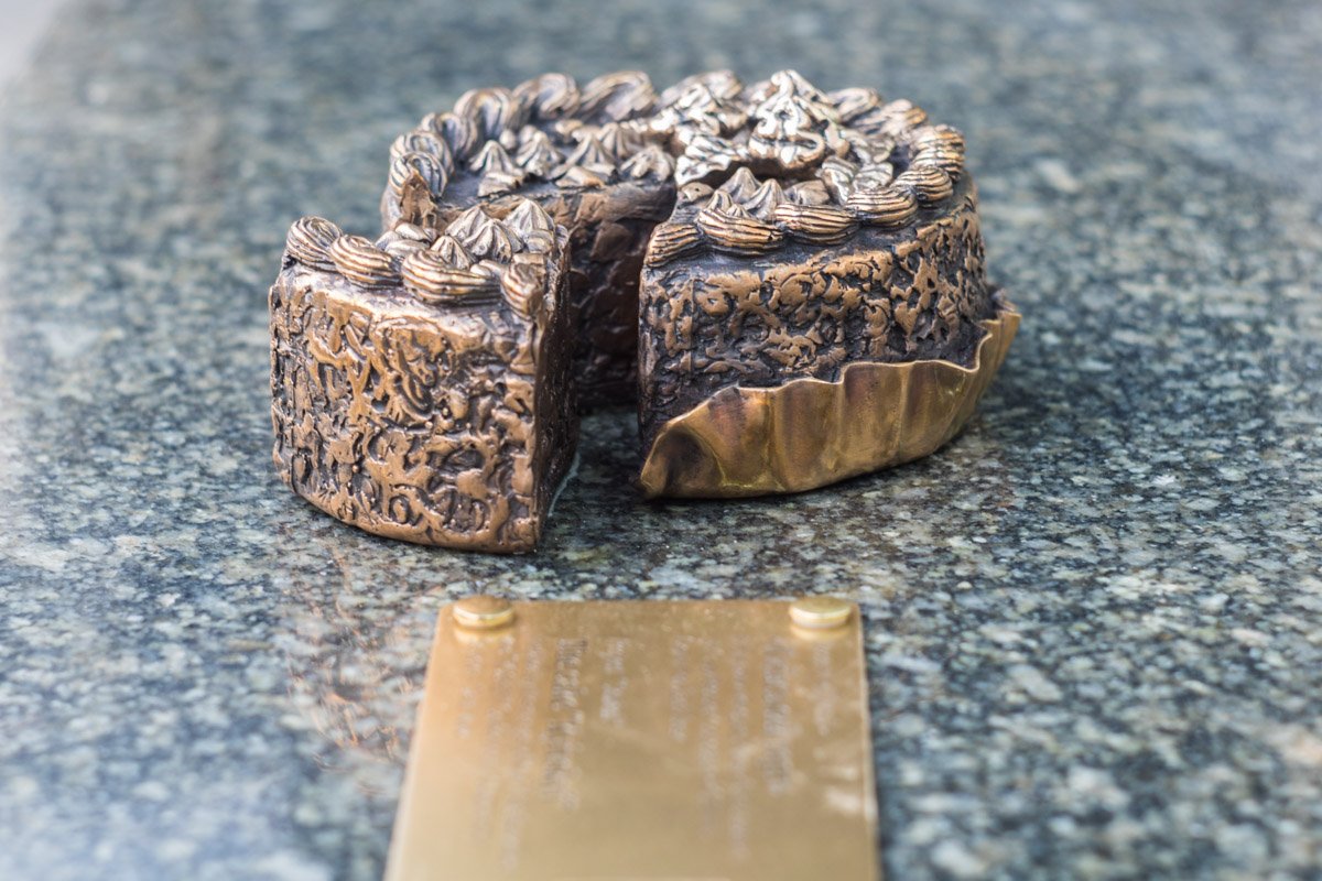 Изначально планировали сделать скульптурау.торта в коробке, но потом изменили идею Изначально планировали сделать скульптуру торта в коробке, но потом изменили идею