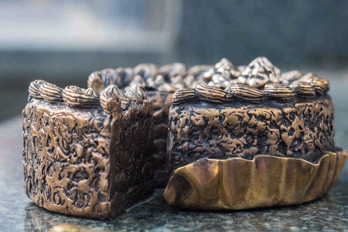 Каждая скульптура, в том числе и киевский торт изготовлены из бронзы Каждая скульптура, в том числе и киевский торт изготовлены из бронзы