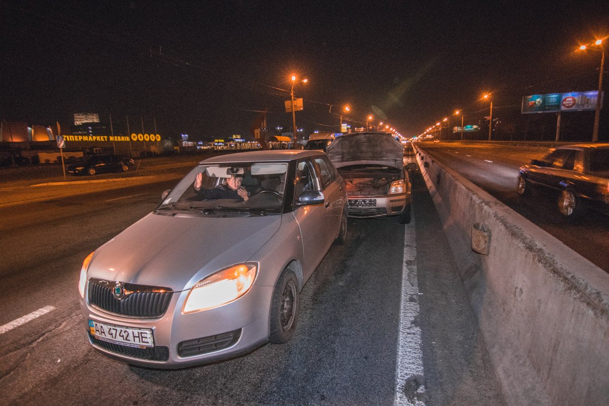 На проспекте Степана Бандеры произошло ДТП с участием четырех автомобилей На проспекте Степана Бандеры произошло ДТП с участием четырех автомобилей