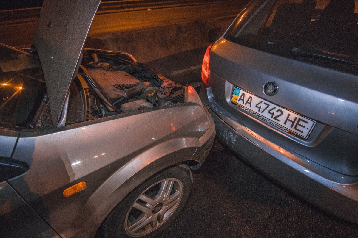 Сначала столкнулись 3 машины Сначала столкнулись 3 машины
