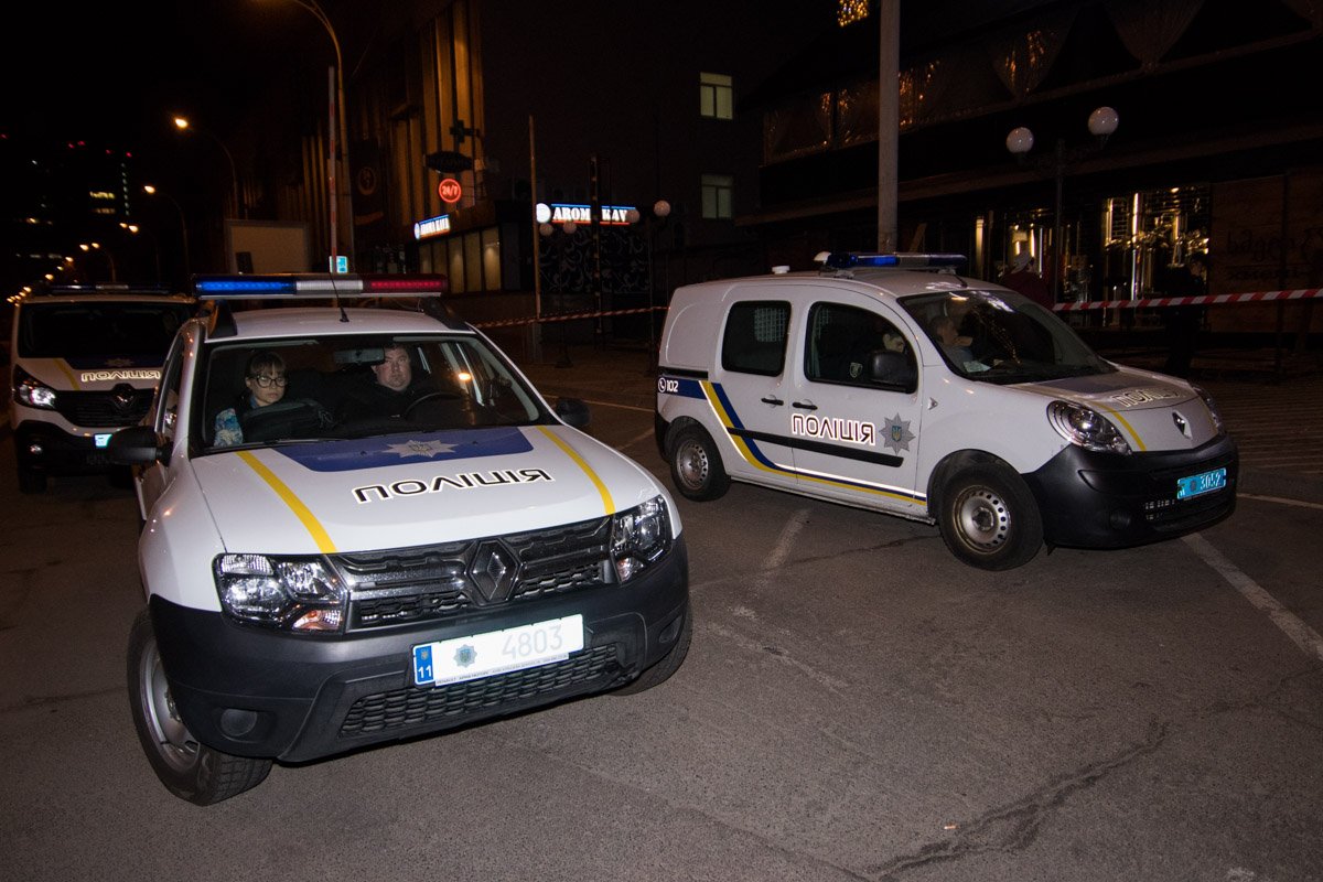 На место приехали несколько экипажей правоохранителей