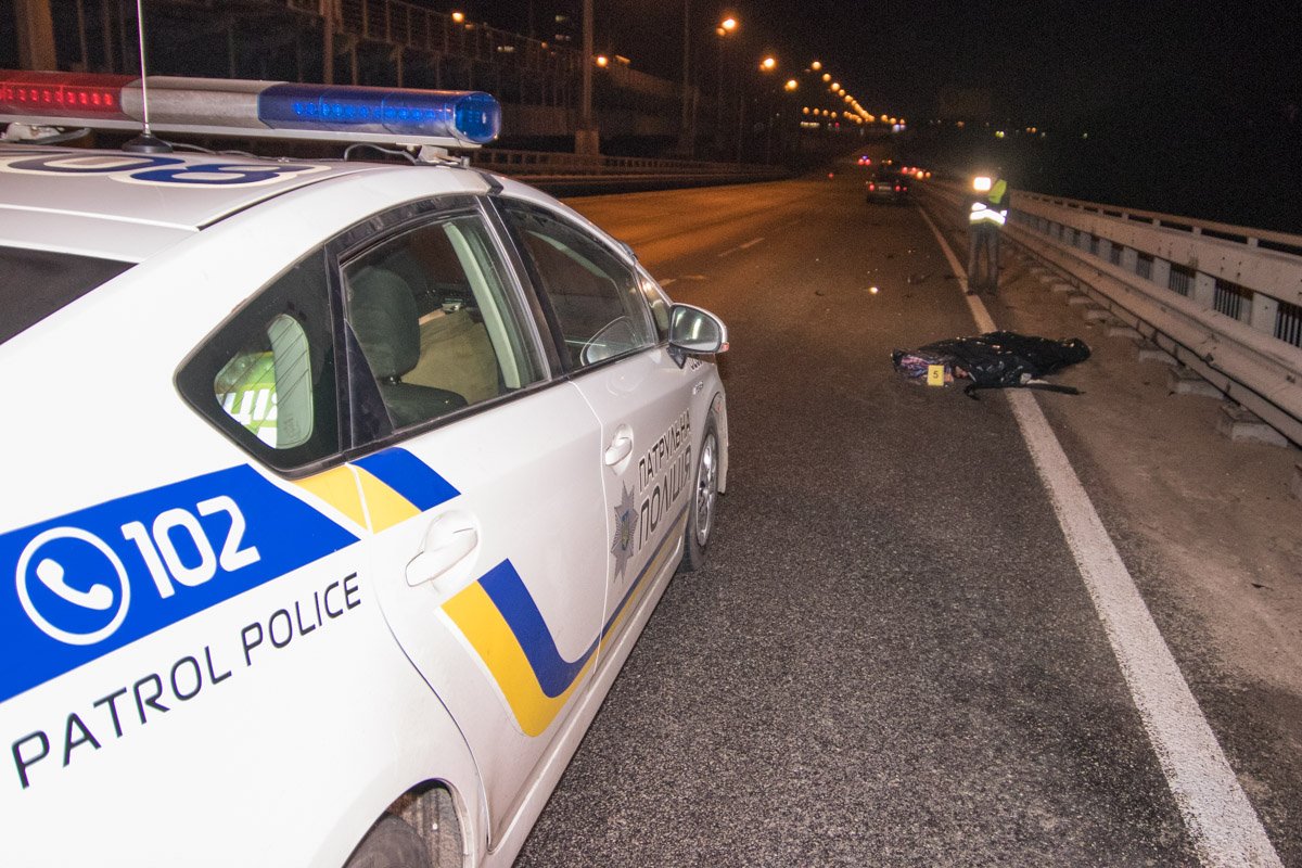 На Дарницком мосту Nissan сбил пешехода