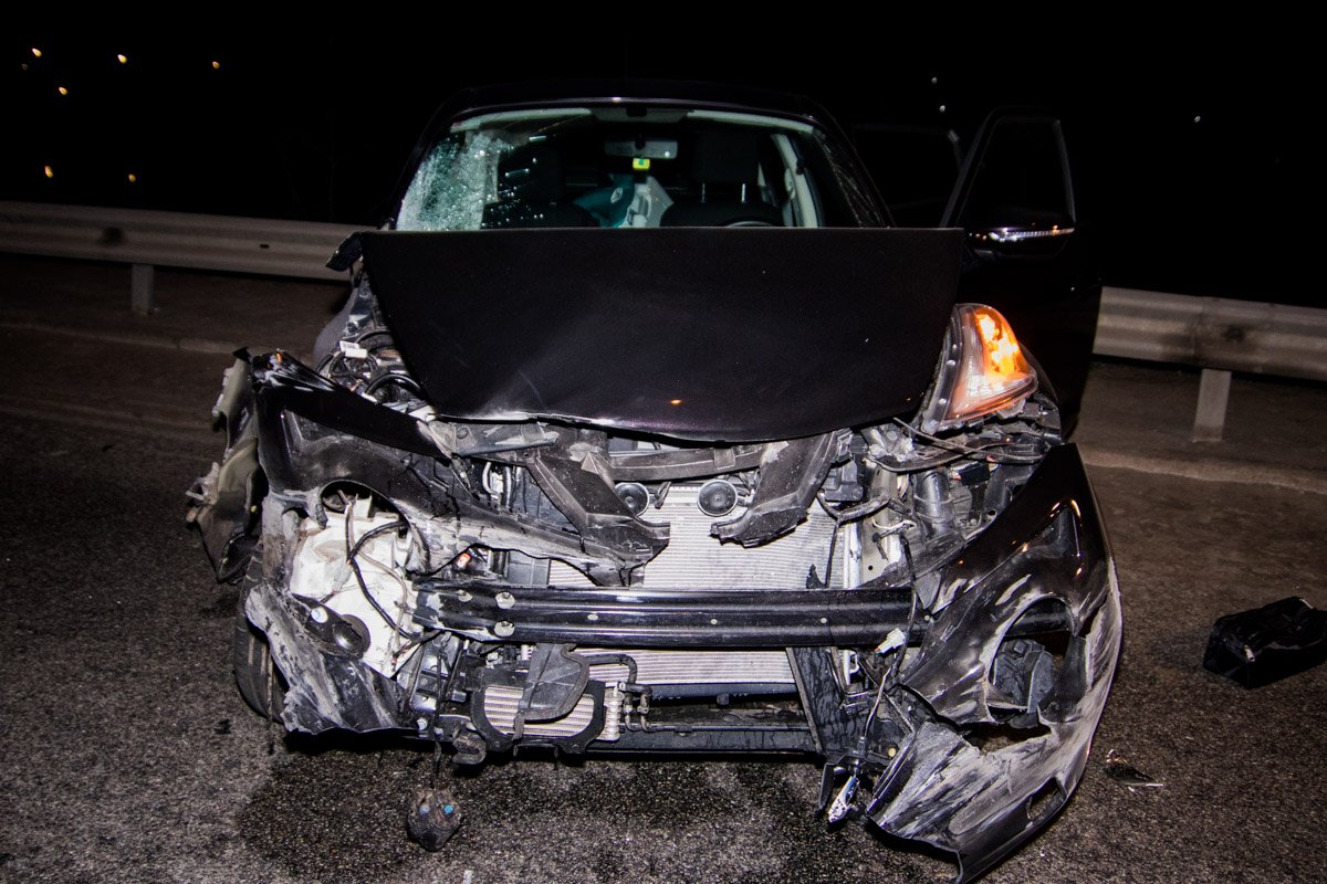 Машина сильно пострадала