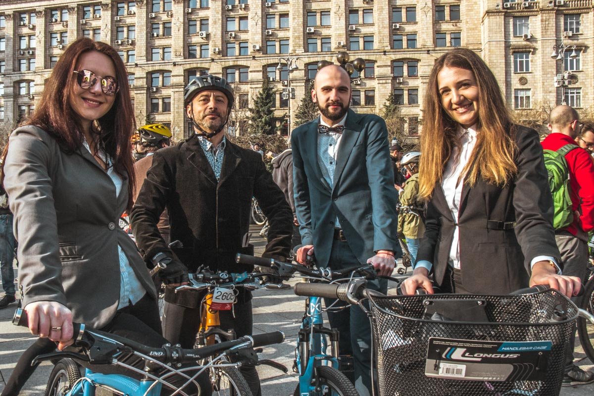 Многие участники оделись в деловом стиле