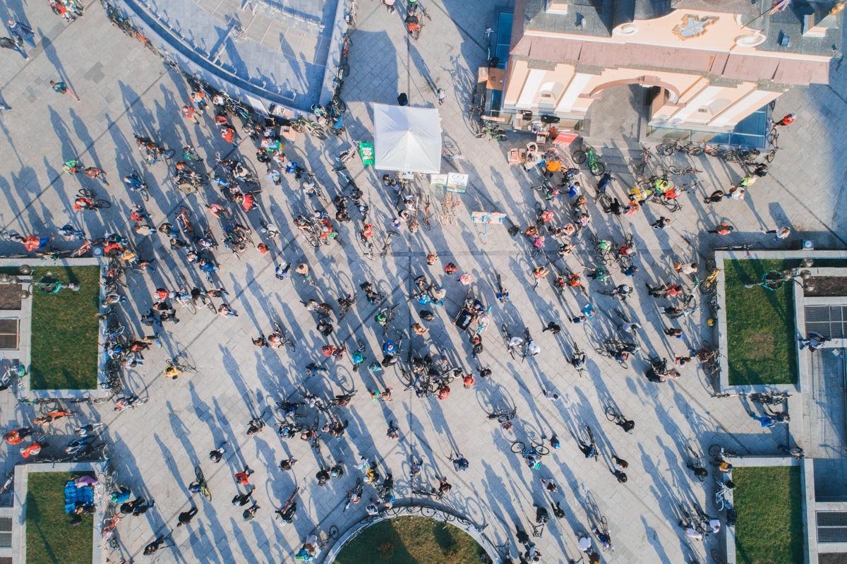 Вид сверху на акцию