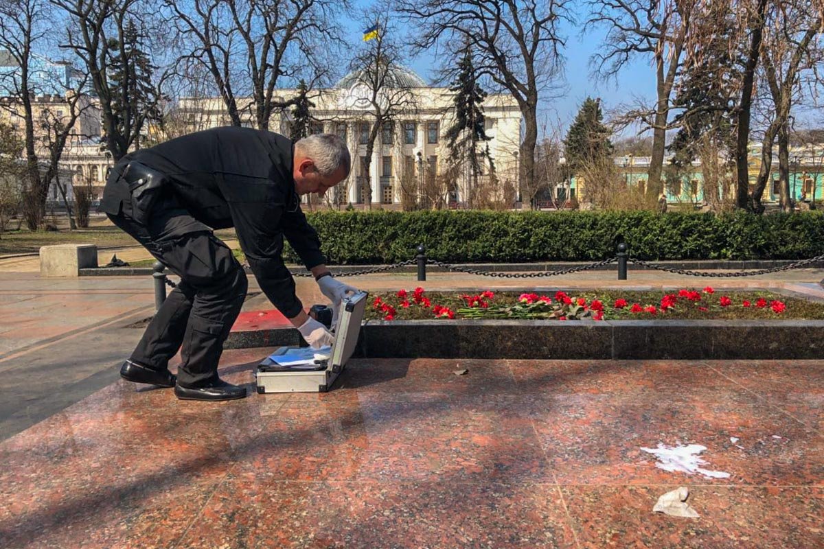 На месте следственно-оперативная группа оценивает ущерб