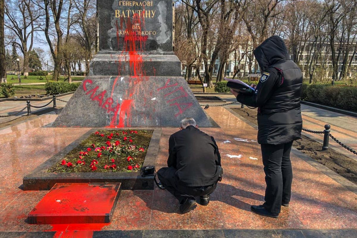 Националисты изувечили памятник краской