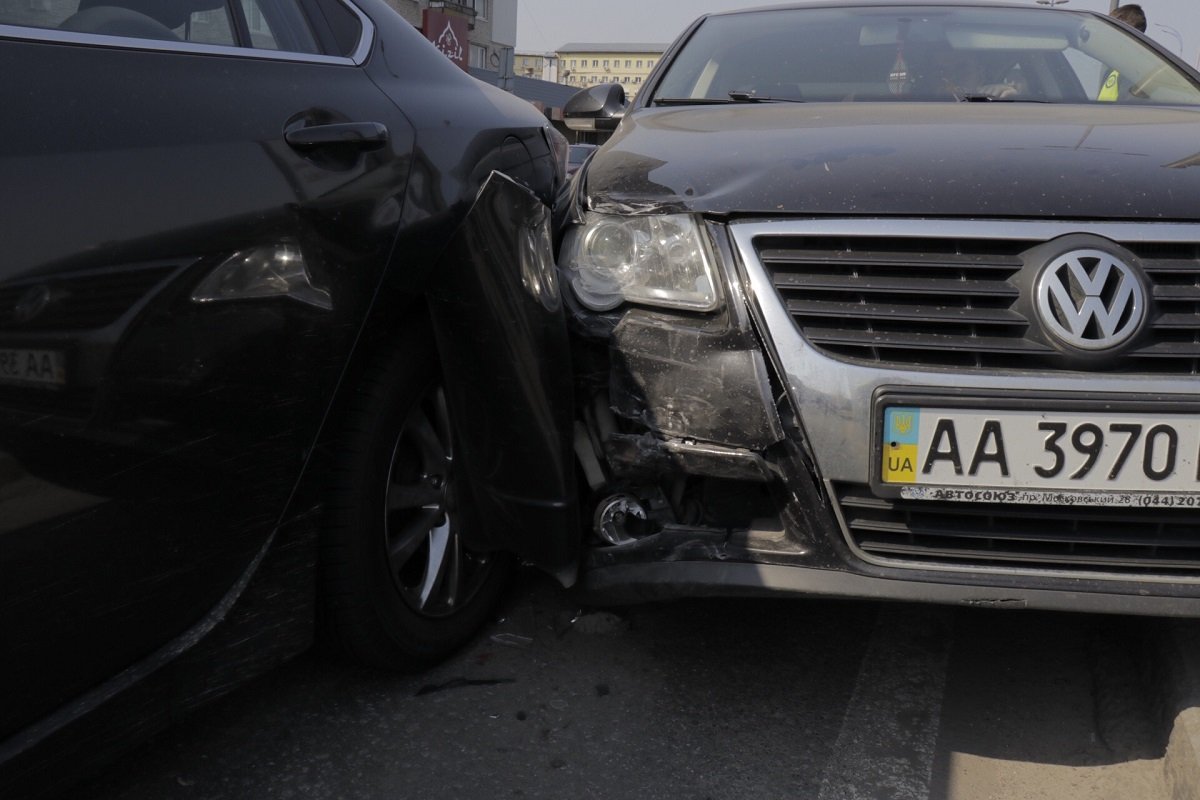 Mercedes Vito, не соблюдая дистанции, догнал Volkswagen, а тот в свою очередь - Mazda Mercedes Vito, не соблюдая дистанции, догнал Volkswagen, а тот в свою очередь - Mazda