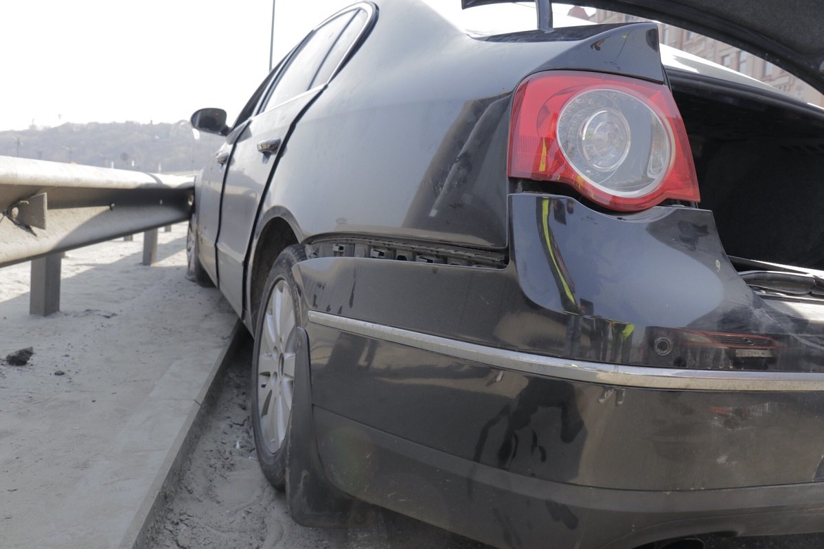 Volkswagen от удара влетел в оградительный отбойник и застрял на нем Volkswagen от удара влетел в оградительный отбойник и застрял на нем