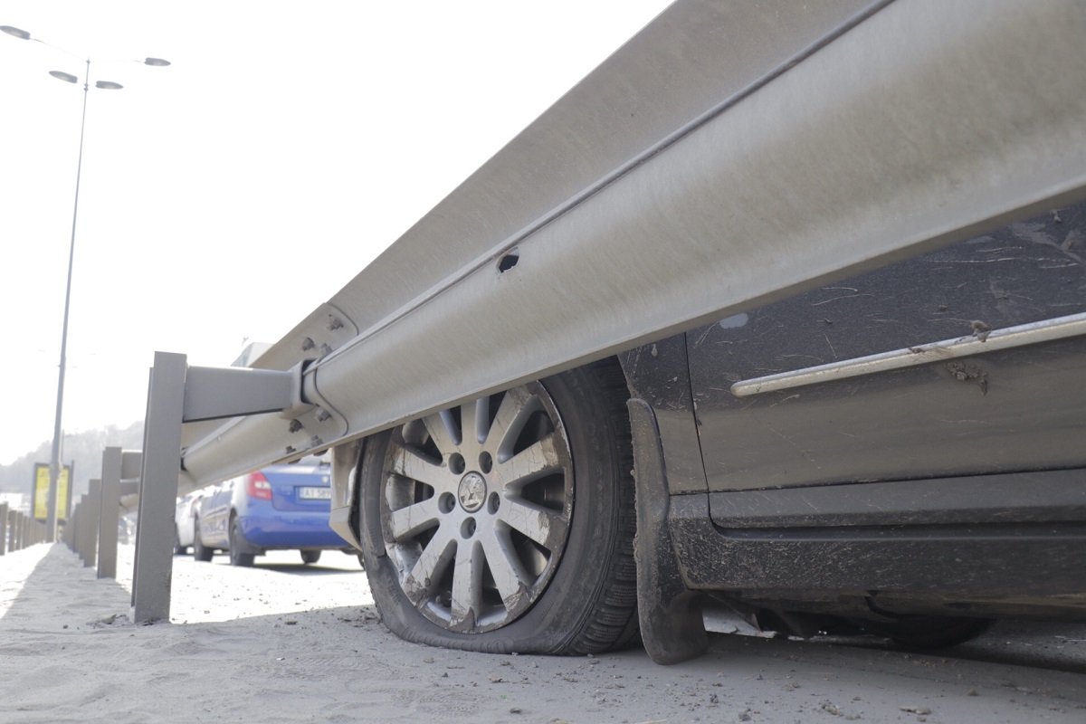 У иномарки спустило колесо У иномарки спустило колесо