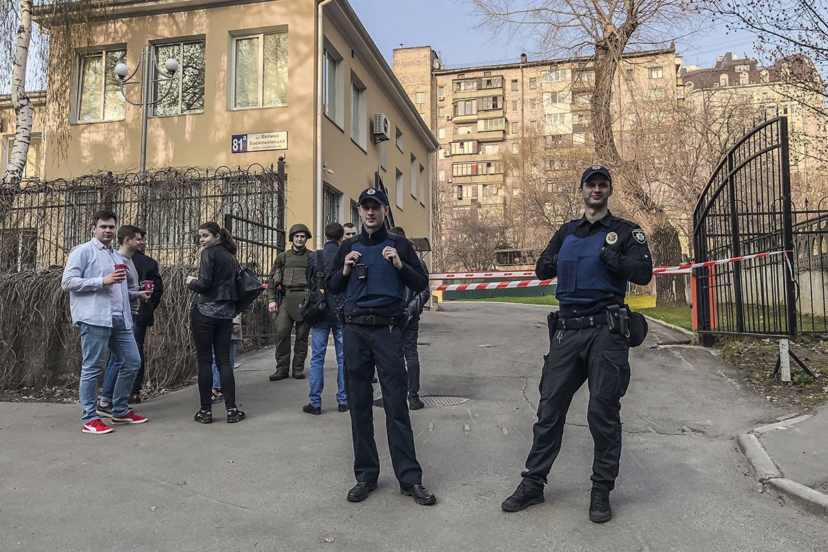 На улице также оказались люди, ожидающие судебного заседания, которое так и не состоялось