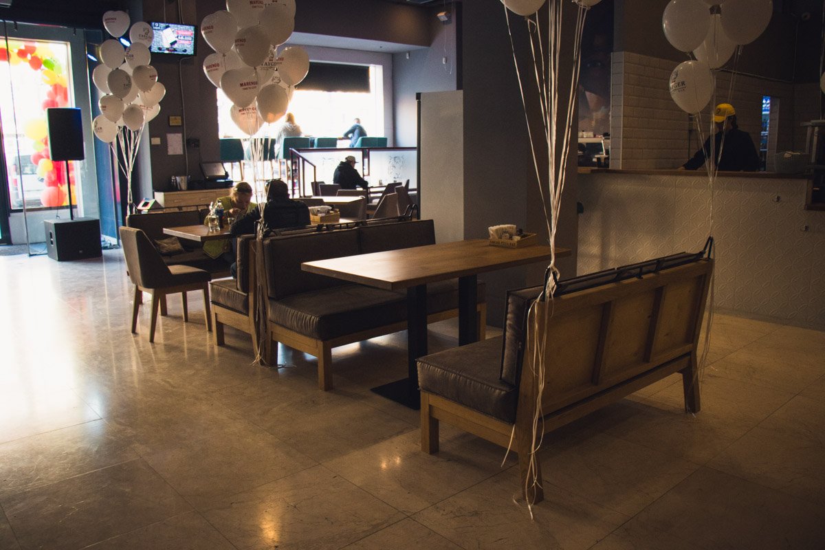 В день открытия в зале очень много шаров