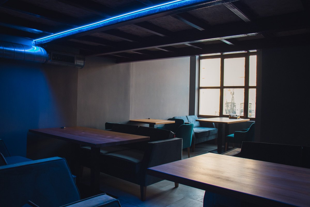 Красивые диваны и подсветка интерьера выглядят эффектно