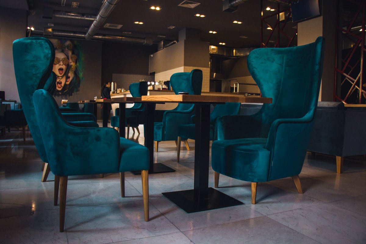 Гламурные кресла на втором этаже пиццерии