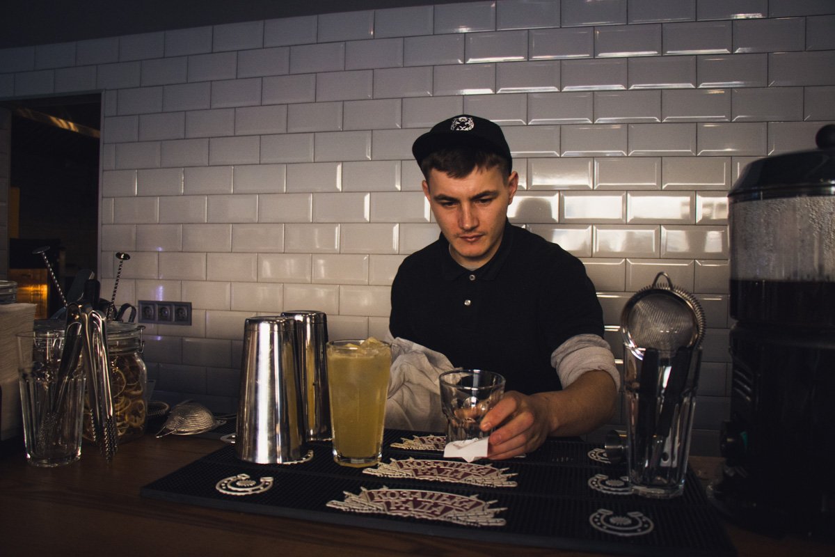 Бармен готовит лимонад