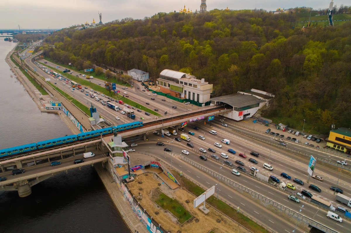 С высоты птичьего полета видны ржавые элементы конструкции моста